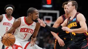 帕尔特伊听证会法院外，有抗议者举横幅批评阿森纳不作为